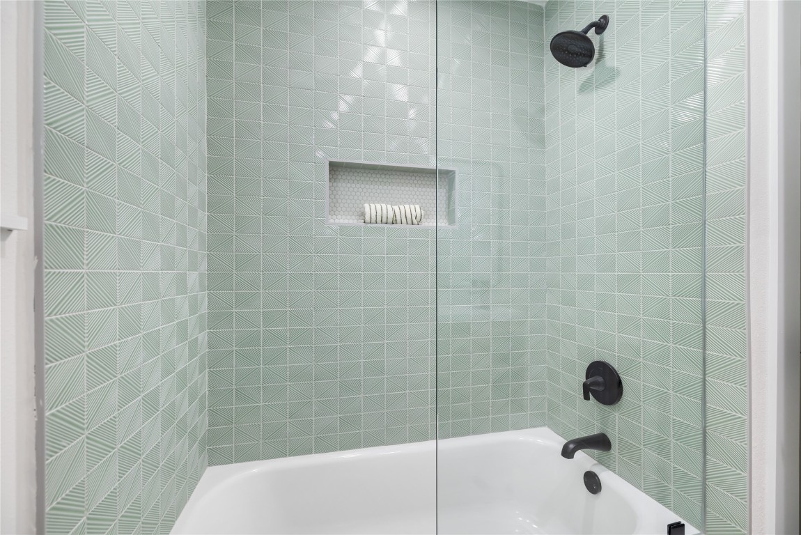 1003 Claxton Street Houston, TX 77087 - Photo 19 of 39 Bathroom