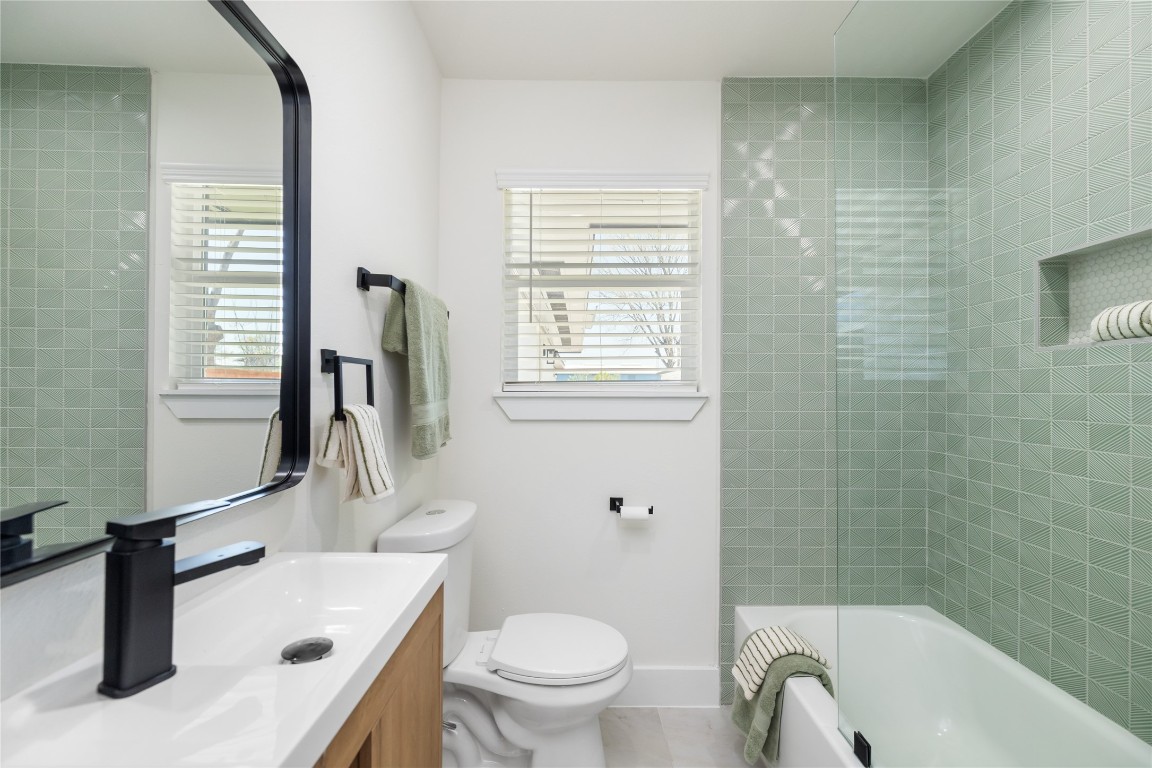 1003 Claxton Street Houston, TX 77087 - Photo 20 of 39 Bathroom