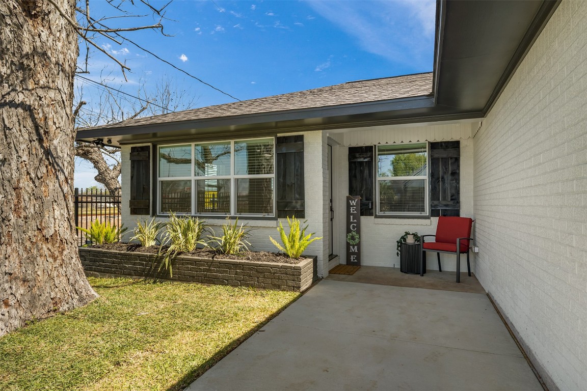 1003 Claxton Street Houston, TX 77087 - Photo 3 of 39 Private sitting area/porch