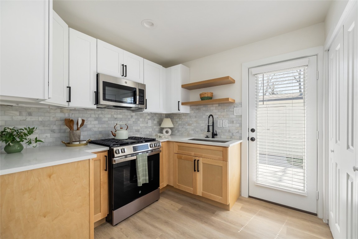 1003 Claxton Street Houston, TX 77087 - Photo 31 of 39 Casita Kitchen and back door
