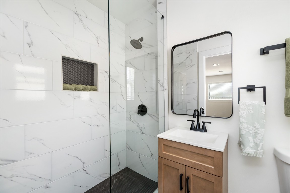1003 Claxton Street Houston, TX 77087 - Photo 32 of 39 Casita Bathroom with walk in shower