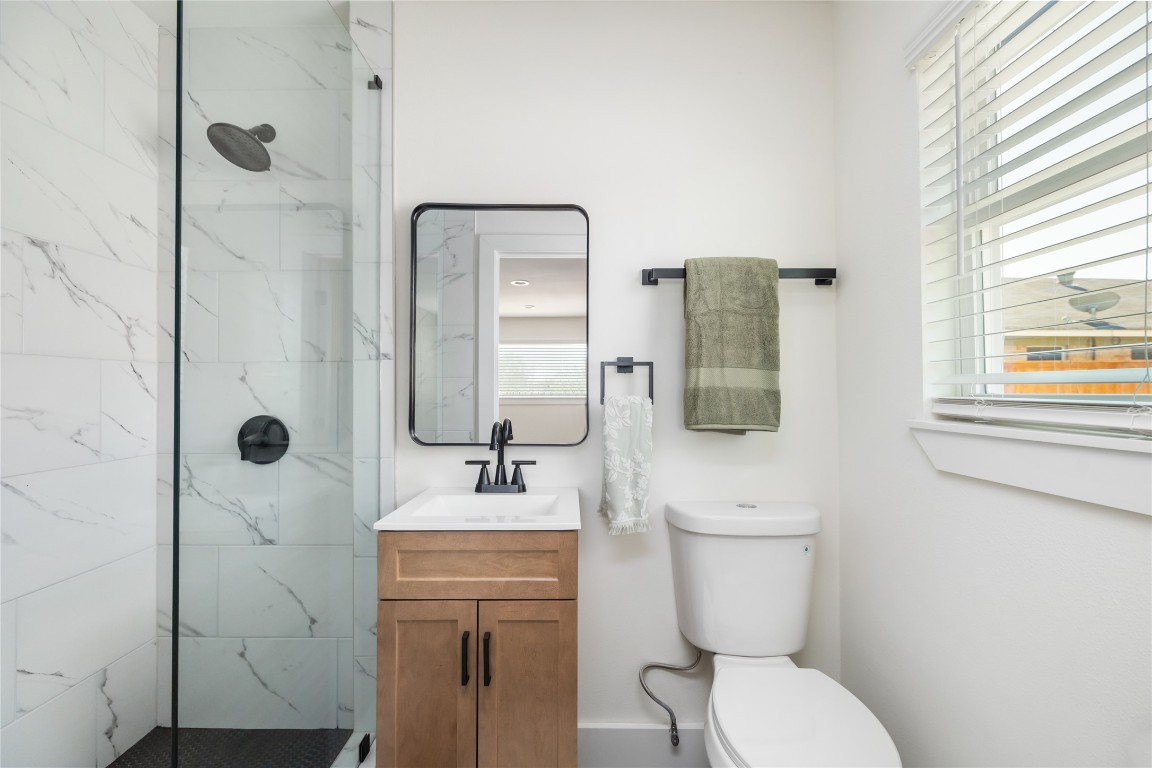 1003 Claxton Street Houston, TX 77087 - Photo 33 of 39 Casita Bathroom