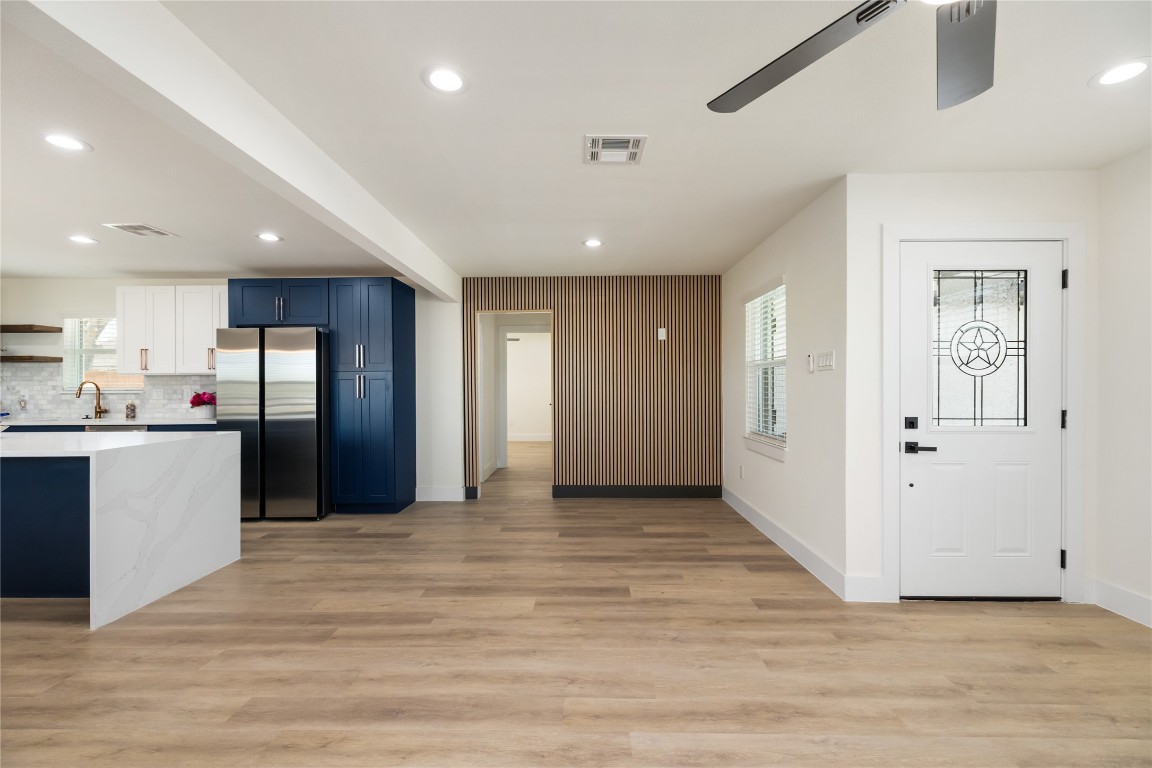 1003 Claxton Street Houston, TX 77087 - Photo 7 of 39 Living room with decorative wall
