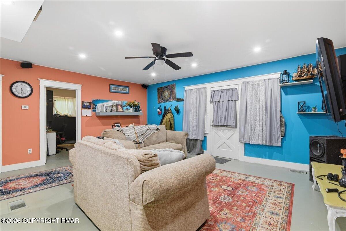 122 Cross Road Saylorsburg, PA 18353 - Photo 4 of 38 Living Room