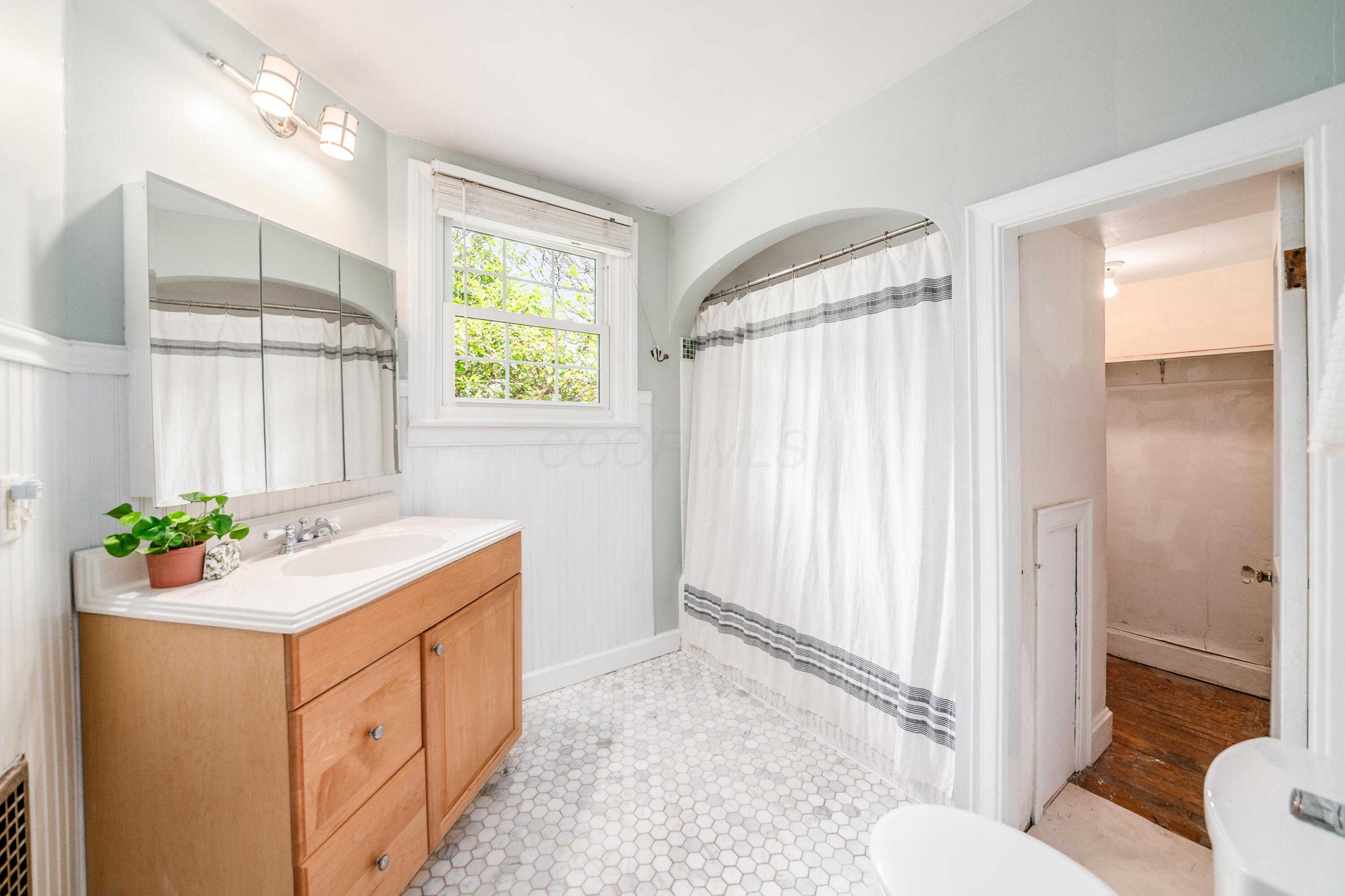 111 Erie Road Columbus, OH 43214 - Photo 21 of 43 111 Erie bathroom 1a