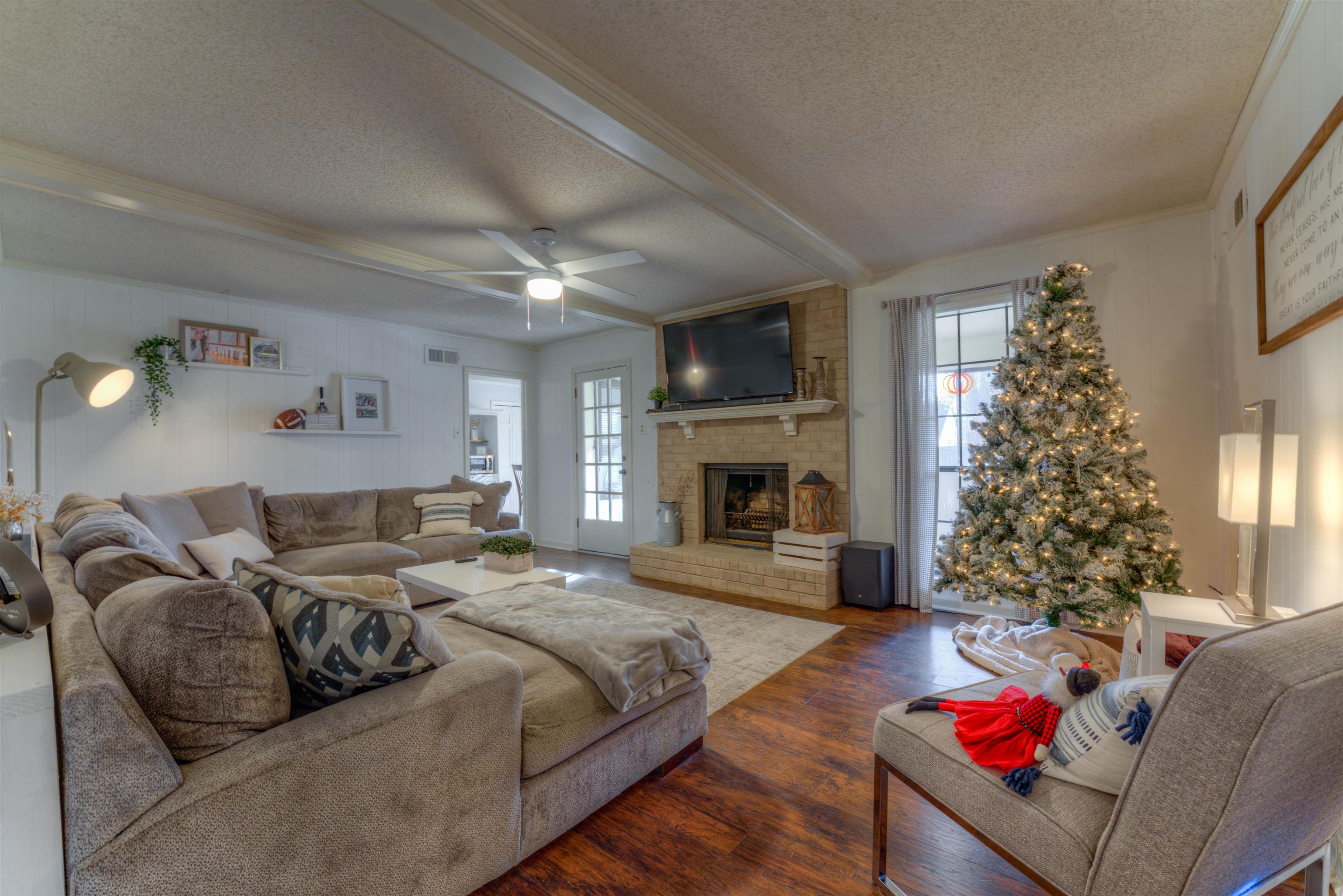 Wood burning fireplace! Perfect for the holiday!
