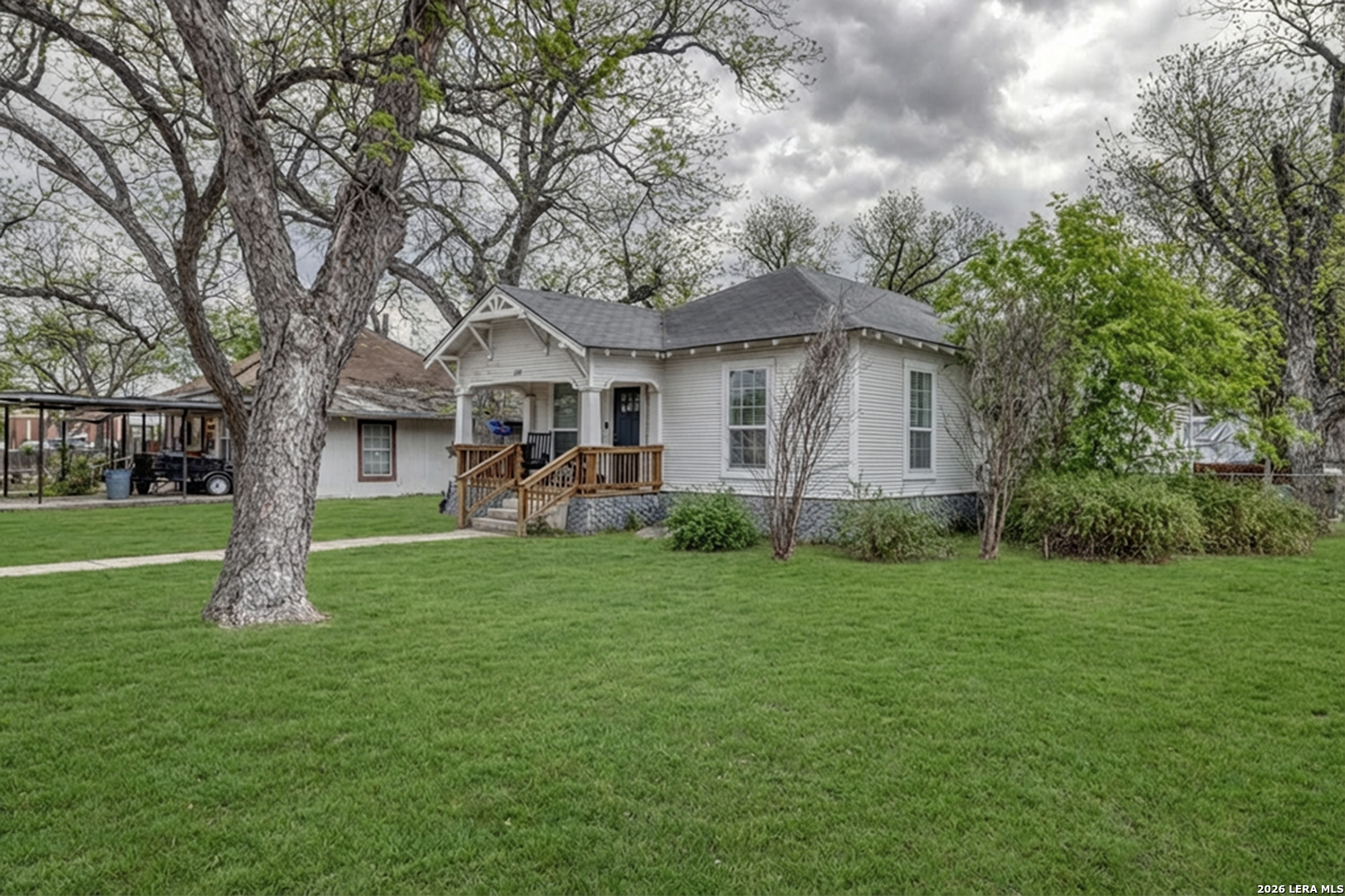 237 West Oak Street Uvalde, TX 78801 - Photo 3 of 27