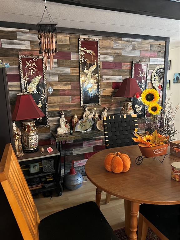 1005 Whitehurst Road, Unit 92 Plant City, FL 33563 - Photo 18 of 29 a room with table and chairs