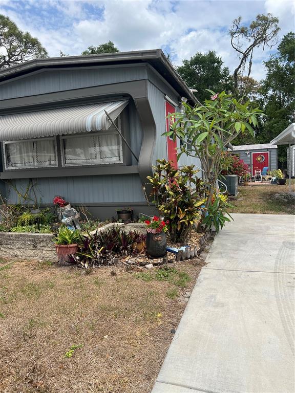 1005 Whitehurst Road, Unit 92 Plant City, FL 33563 - Photo 6 of 29 a front view of a house with lots of flowers around