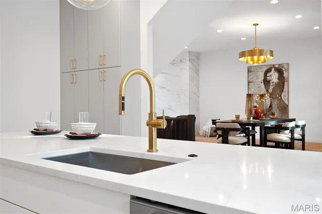 $995,000 | 215 North Sarah Street, Unit 8, St. Louis, MO 63108