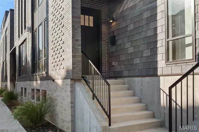 $995,000 | 215 North Sarah Street, Unit 8, St. Louis, MO 63108