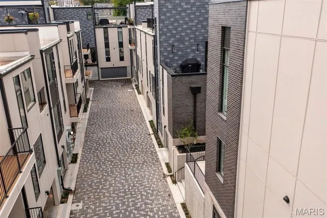 $995,000 | 215 North Sarah Street, Unit 8, St. Louis, MO 63108