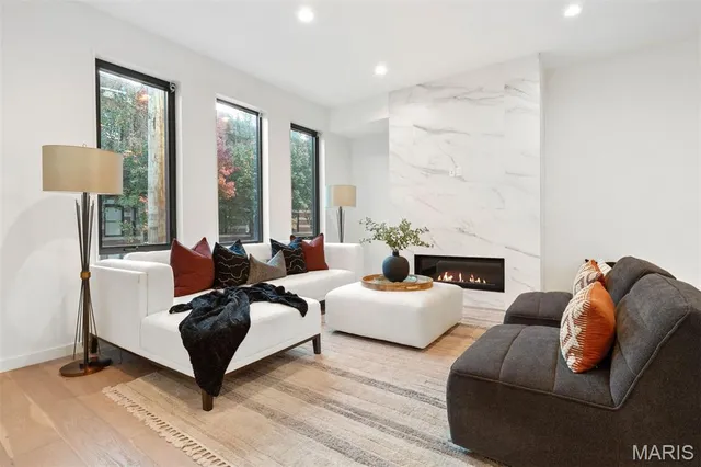 $995,000 | 215 North Sarah Street, Unit 8, St. Louis, MO 63108