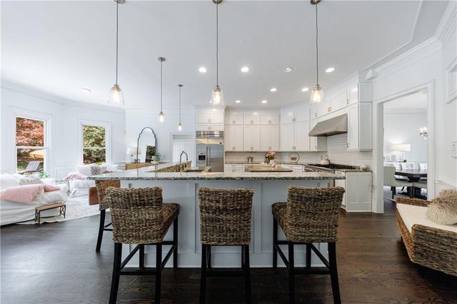 a view of an entryway and livingroom in right side