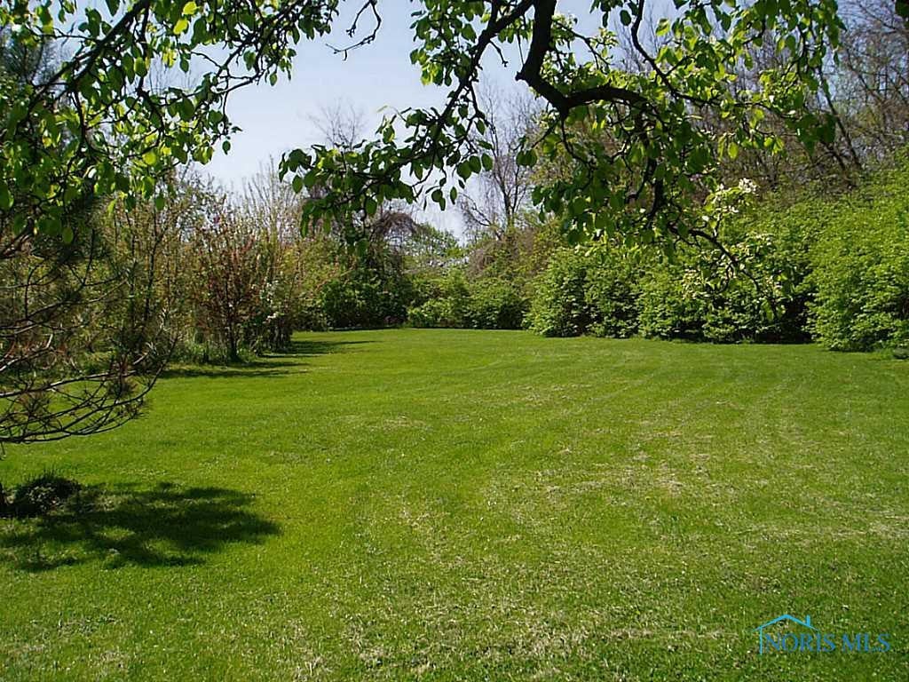 5705 Douglas Road Toledo, OH 43613 - Photo 11 of 12 Yard/Garden.