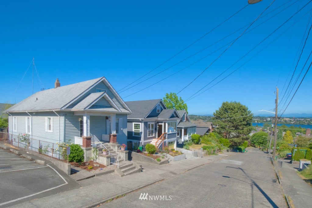 334 North 70th Street Seattle, WA 98103 - Photo 2 of 25 Gallery Image 2
