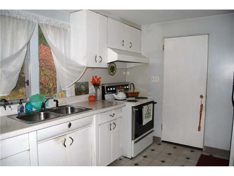 25 Larchmont Road Warwick, RI 02886 - Photo 7 of 14 Kitchen.