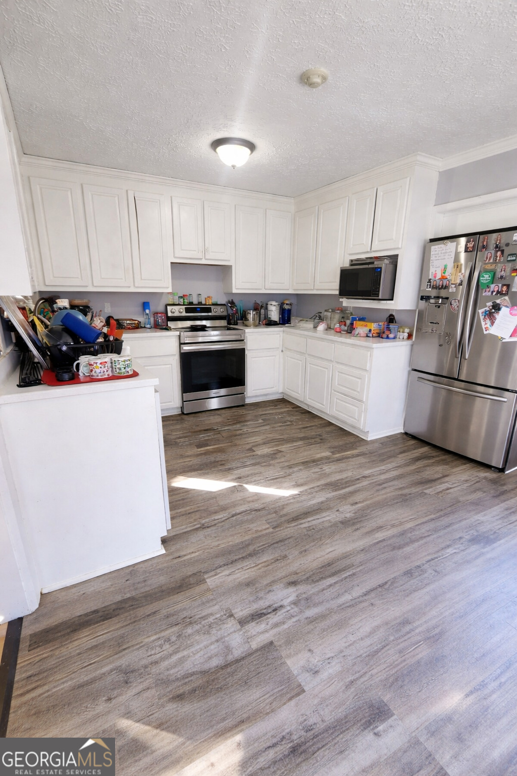 167 1st Avenue Cochran, GA 31014 - Photo 5 of 19 a kitchen with granite countertop a stove top oven and cabinets