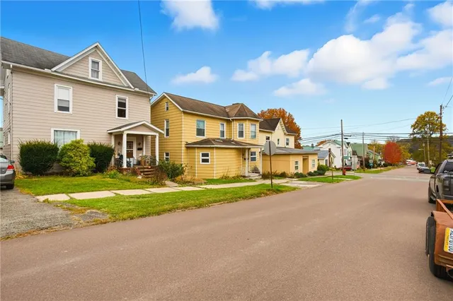 a view of a front of house with a yard