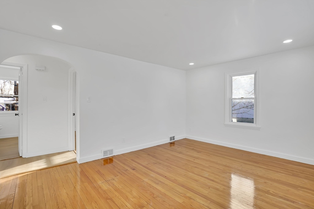 47 Victoria Street Springfield, MA 01104 - Photo 11 of 25