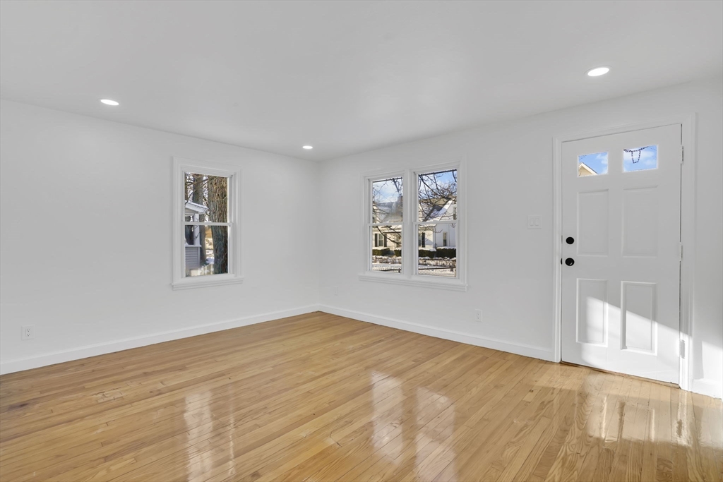 47 Victoria Street Springfield, MA 01104 - Photo 10 of 25