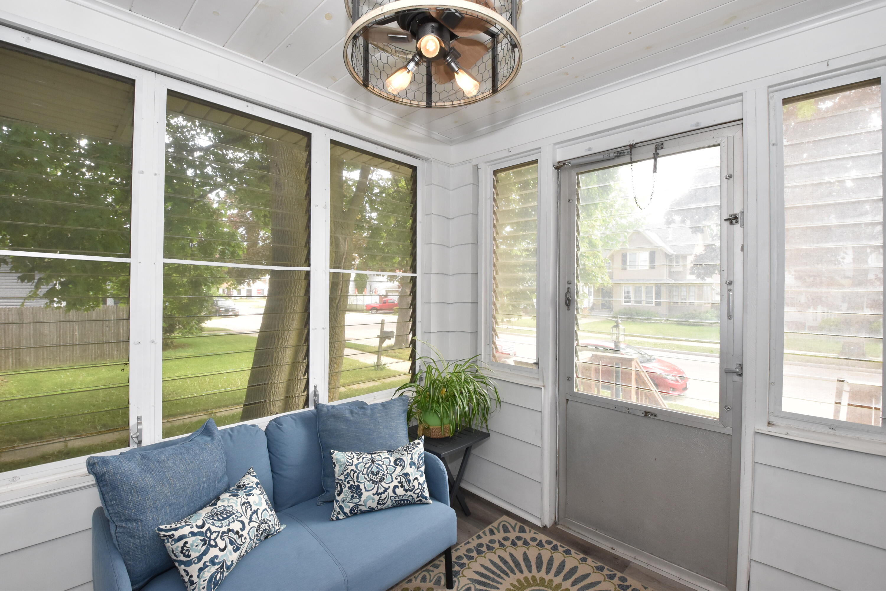 1224 West Lawn Avenue Racine, WI 53405 - Photo 3 of 46 Front Porch