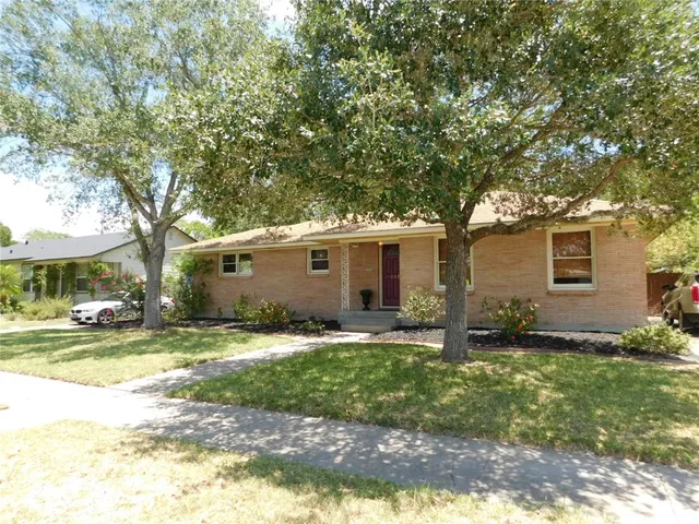 $1,695 | 925 Wilshire Place, Corpus Christi, TX 78411