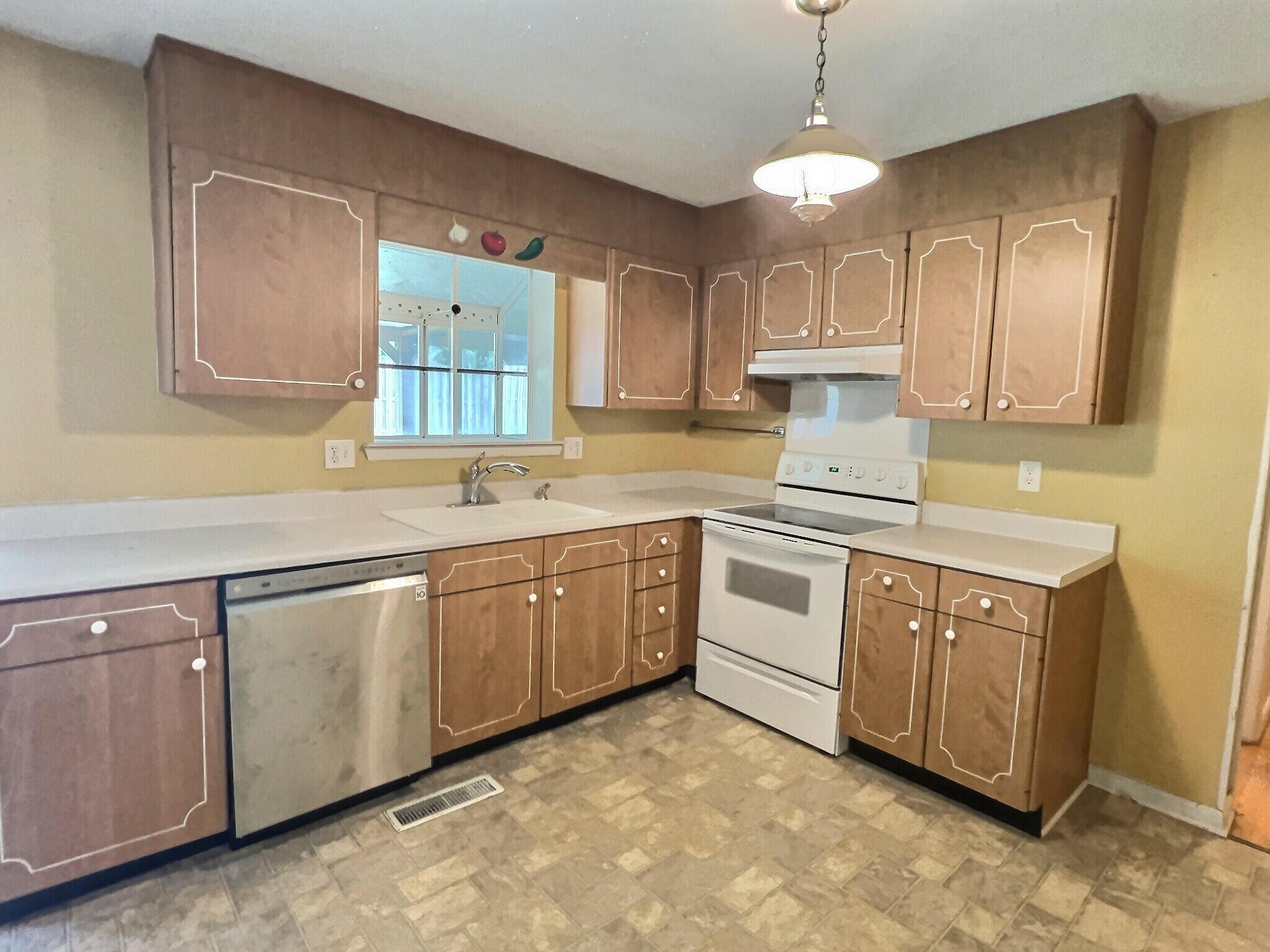15 Reece Street Rossville, GA 30741 - Photo 7 of 18 Kitchen