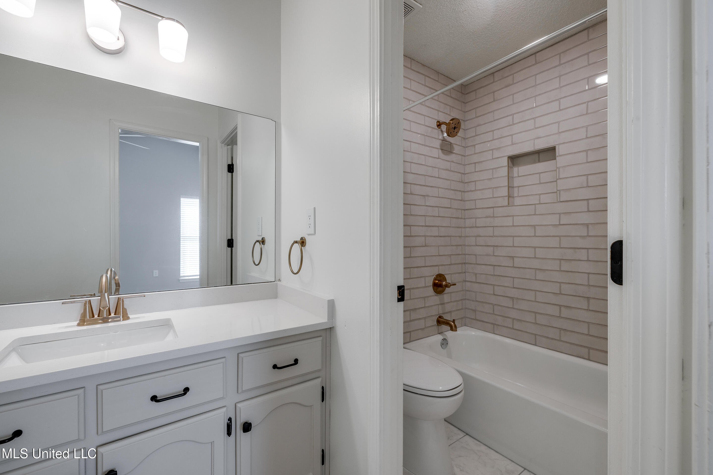 6893 Amanda Drive North Olive Branch, MS 38654 - Photo 11 of 17 6893 Amanda Dr-23