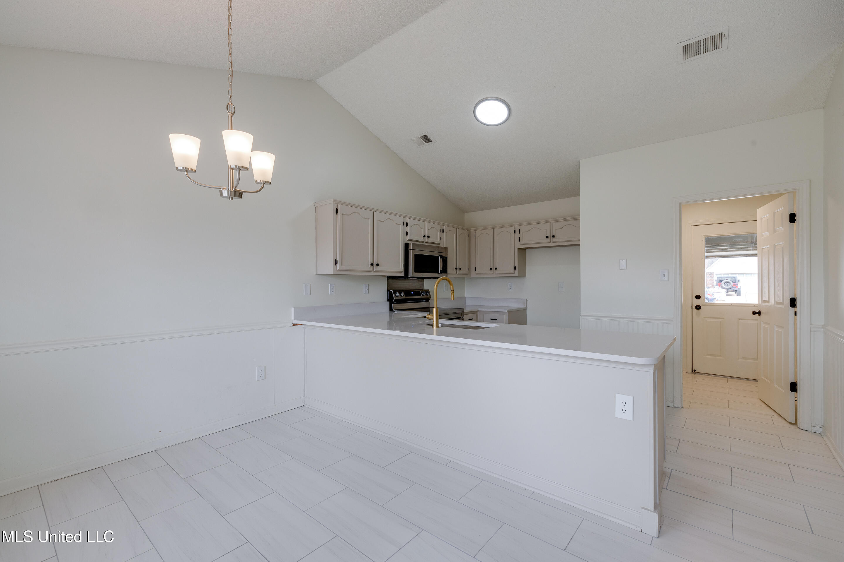 6893 Amanda Drive North Olive Branch, MS 38654 - Photo 2 of 17 6893 Amanda Dr-12