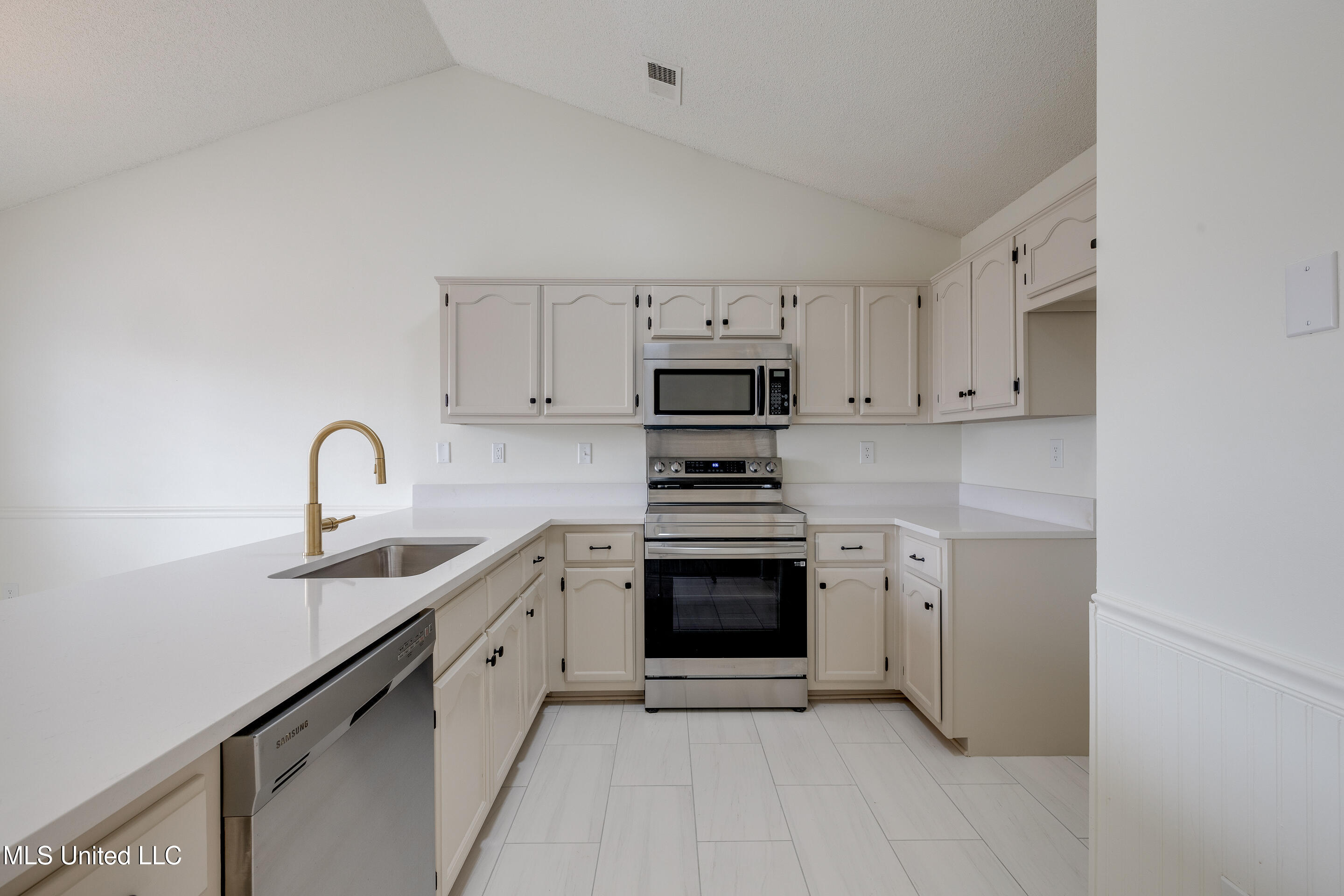 6893 Amanda Drive North Olive Branch, MS 38654 - Photo 3 of 17 6893 Amanda Dr-13