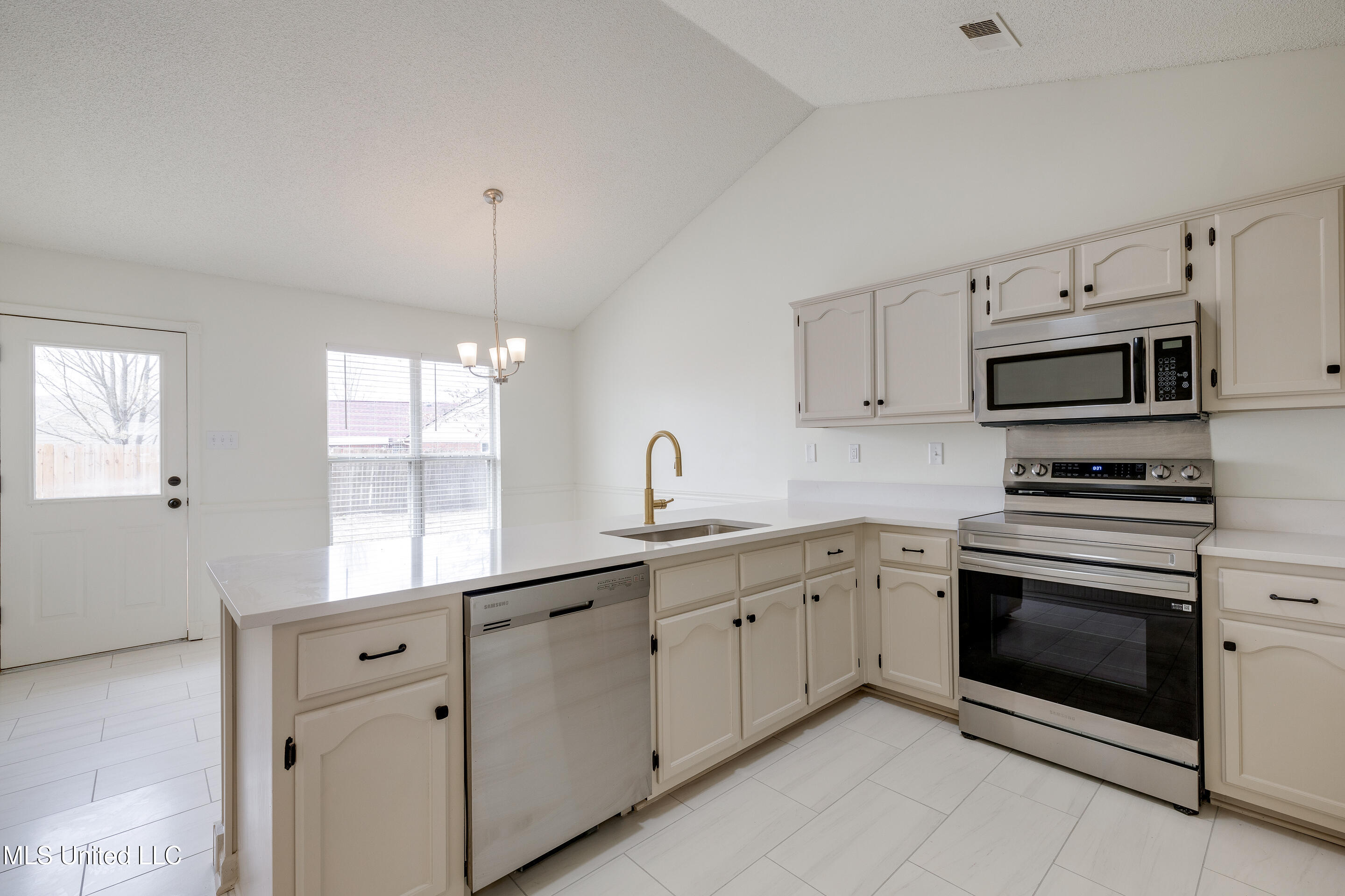 6893 Amanda Drive North Olive Branch, MS 38654 - Photo 4 of 17 6893 Amanda Dr-15