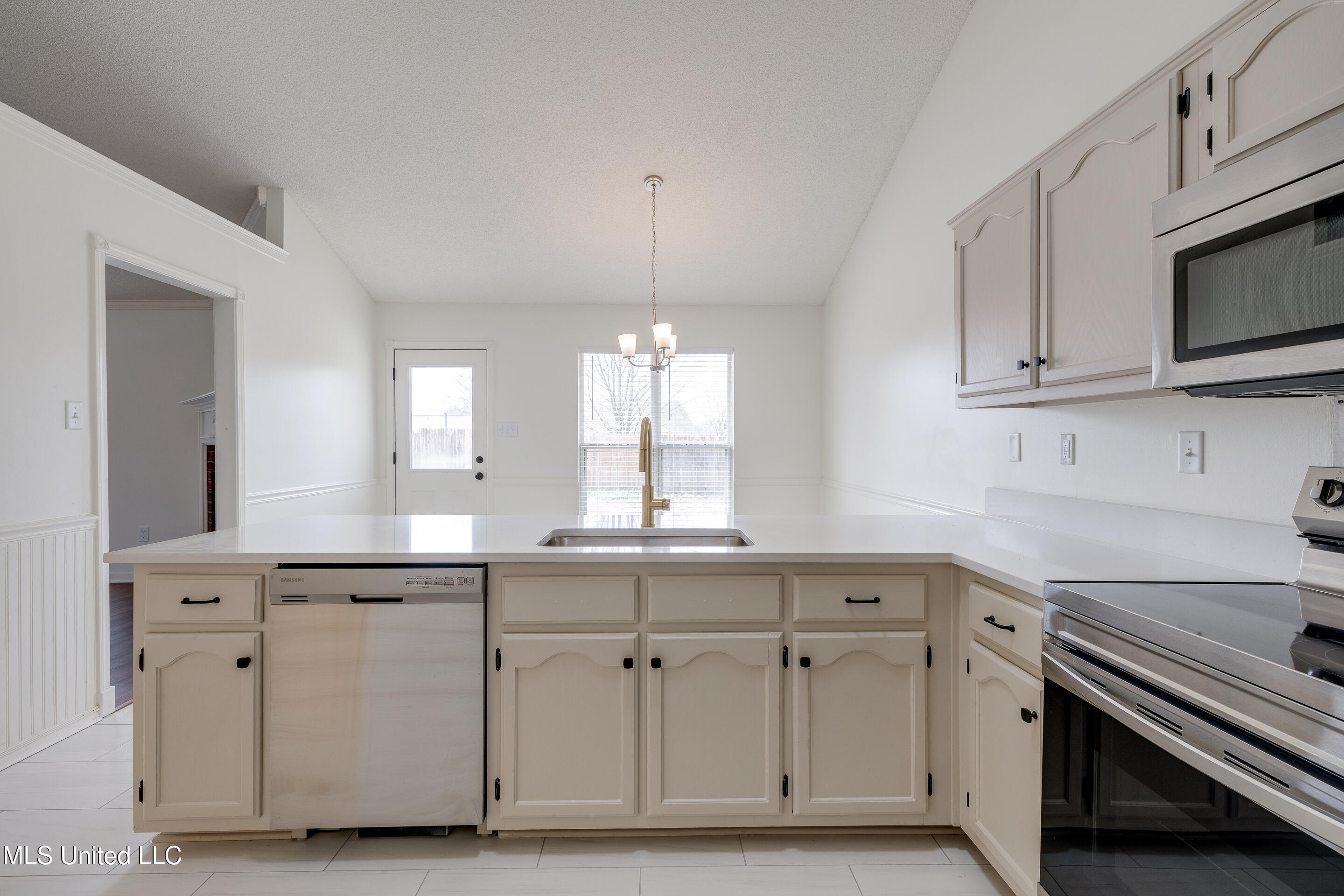 6893 Amanda Drive North Olive Branch, MS 38654 - Photo 5 of 17 6893 Amanda Dr-16