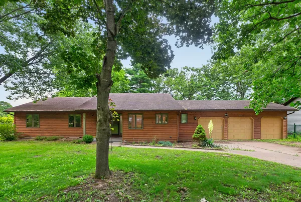 $369,000 | 1006 White Pine Drive, Dixon, IL 61021