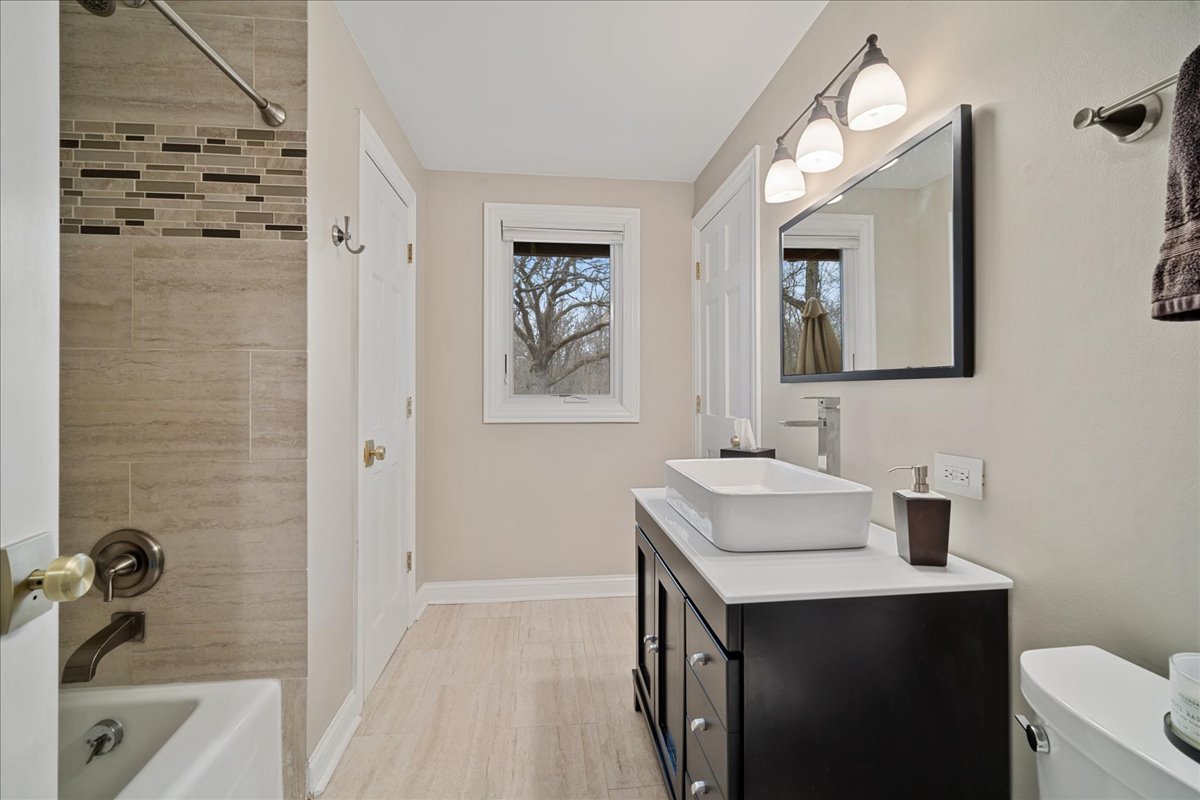 480 Highway 22 Barrington, IL 60010 - Photo 15 of 25 a bathroom with a sink a toilet and shower