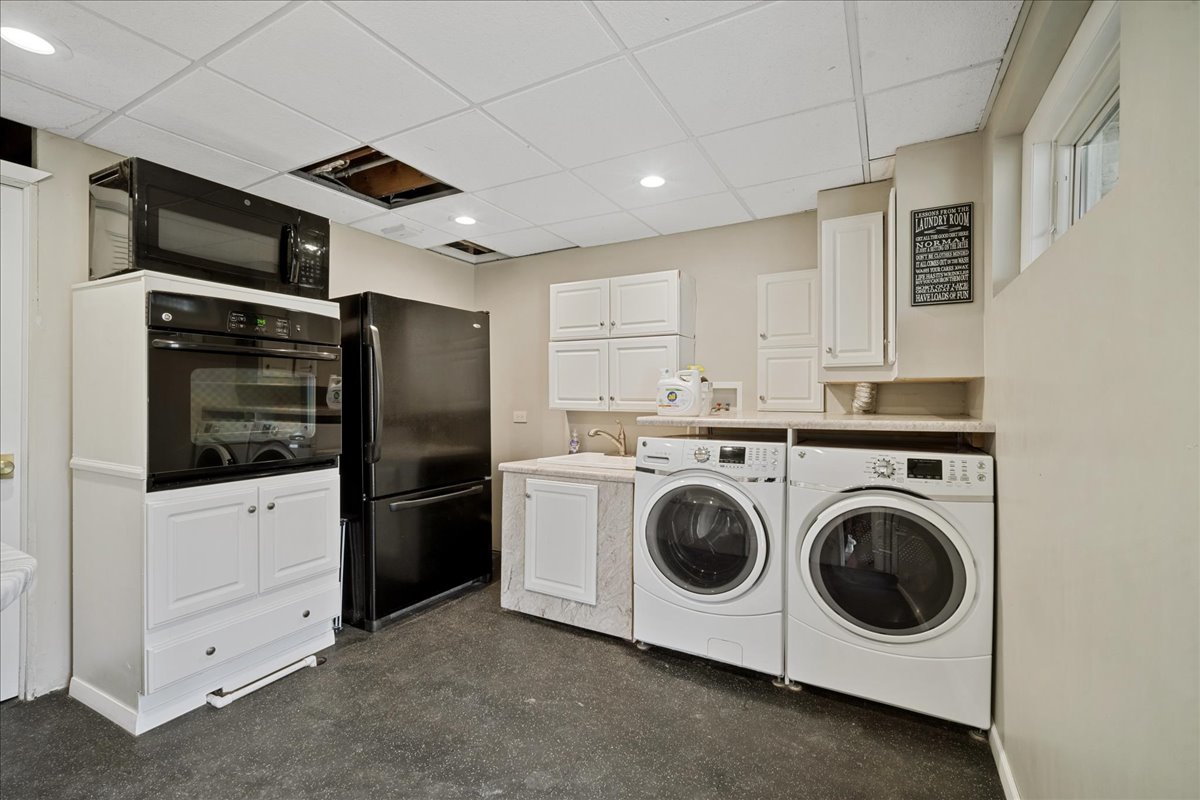 480 Highway 22 Barrington, IL 60010 - Photo 19 of 25 a utility room with stainless steel appliances a washer and dryer