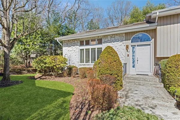 $729,990 | 12 Stone Gate Court, Smithtown, NY 11787