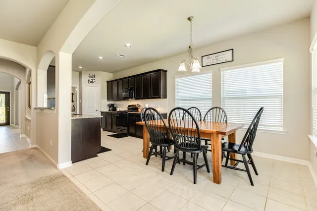 $339,900 | 453 Twin Lakes Boulevard West, West Columbia, TX 77486