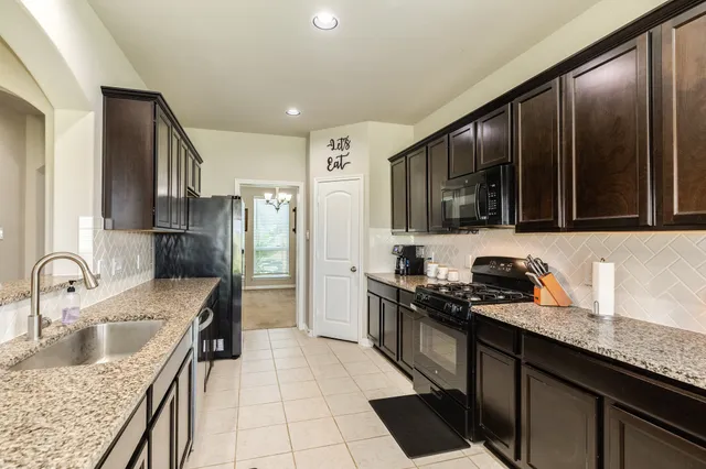 $339,900 | 453 Twin Lakes Boulevard West, West Columbia, TX 77486