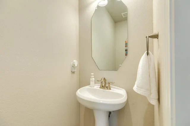 $339,900 | 453 Twin Lakes Boulevard West, West Columbia, TX 77486