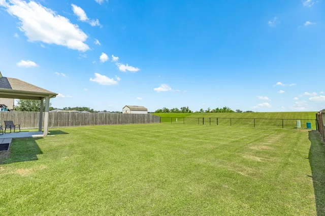 $339,900 | 453 Twin Lakes Boulevard West, West Columbia, TX 77486