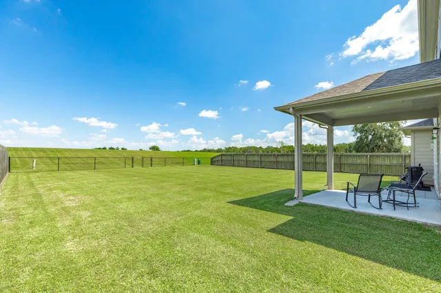 $339,900 | 453 Twin Lakes Boulevard West, West Columbia, TX 77486