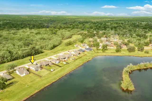 $339,900 | 453 Twin Lakes Boulevard West, West Columbia, TX 77486