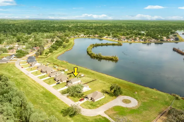 $339,900 | 453 Twin Lakes Boulevard West, West Columbia, TX 77486