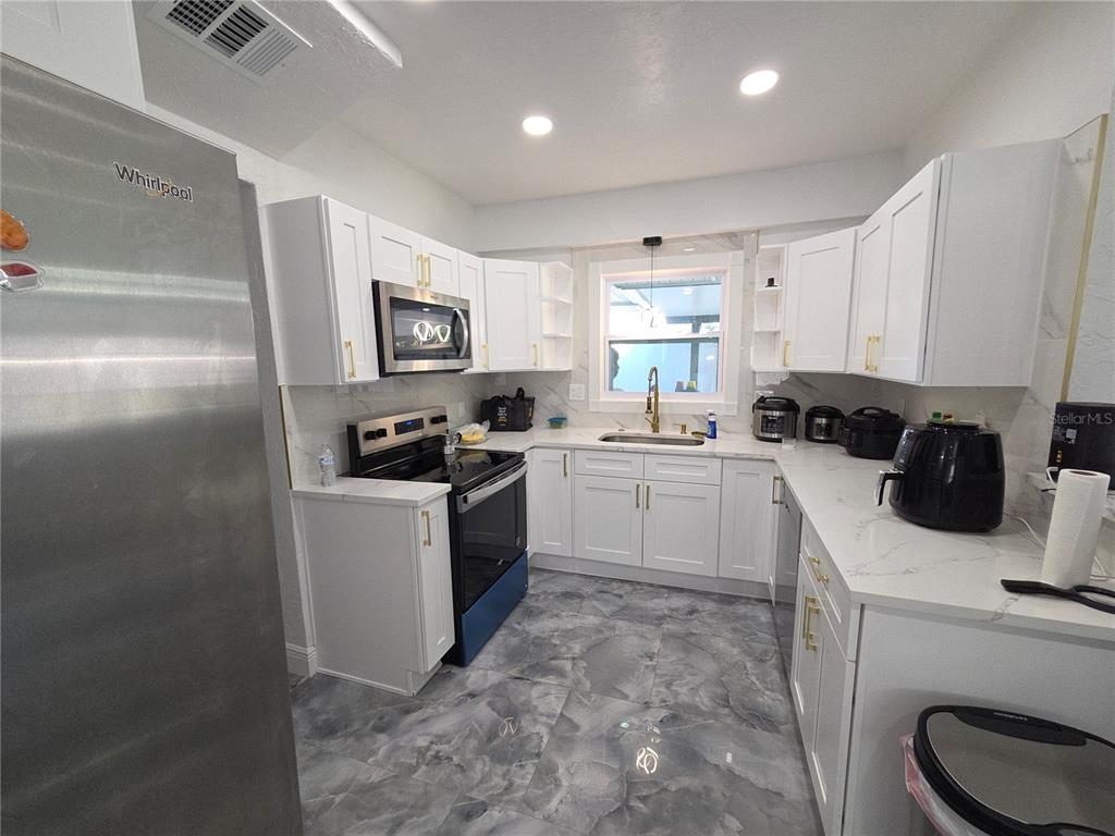 2839 Olympic Street Sarasota, FL 34231 - Photo 17 of 34