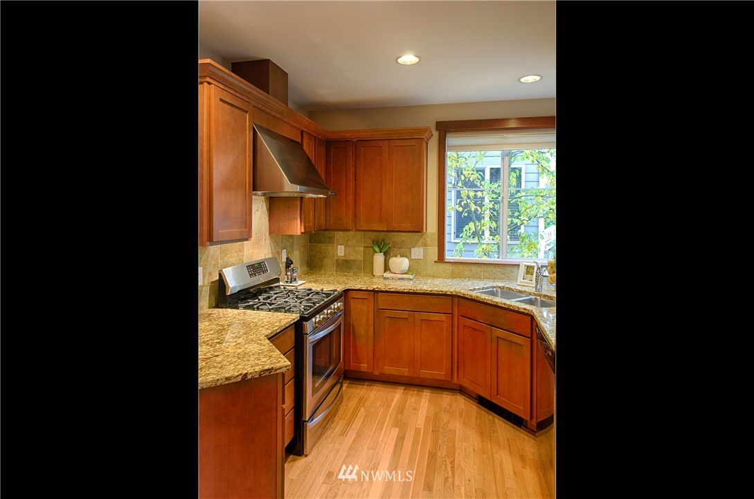 2402 West Boston Street Seattle, WA 98199 - Photo 5 of 11 Gallery Image 5