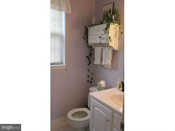 2932 South Buchanan Street, Unit B2 Arlington, VA 22206 - Photo 19 of 30 Bath (Master)