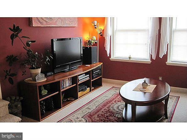 2932 South Buchanan Street, Unit B2 Arlington, VA 22206 - Photo 5 of 30 Family Room