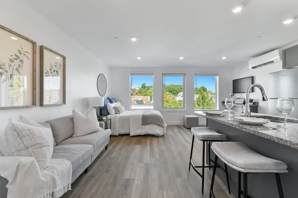 $1,695 | 585 Essex Street, Unit PH 513, Lynn, MA 01901