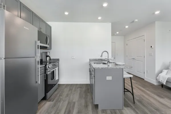 $1,695 | 585 Essex Street, Unit PH 513, Lynn, MA 01901